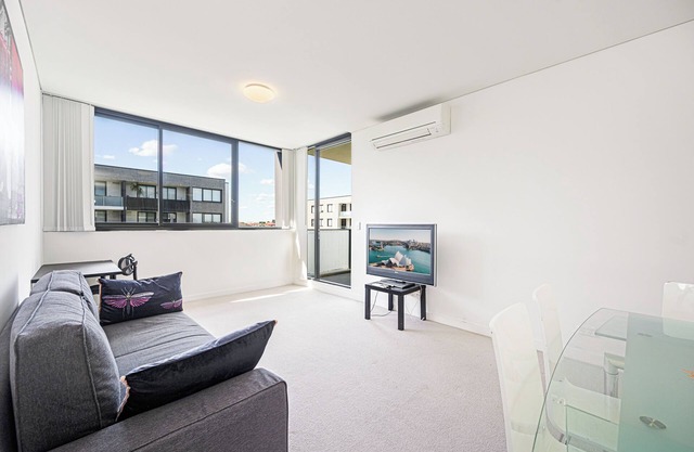 Campsie 2Br near Shopping & Train