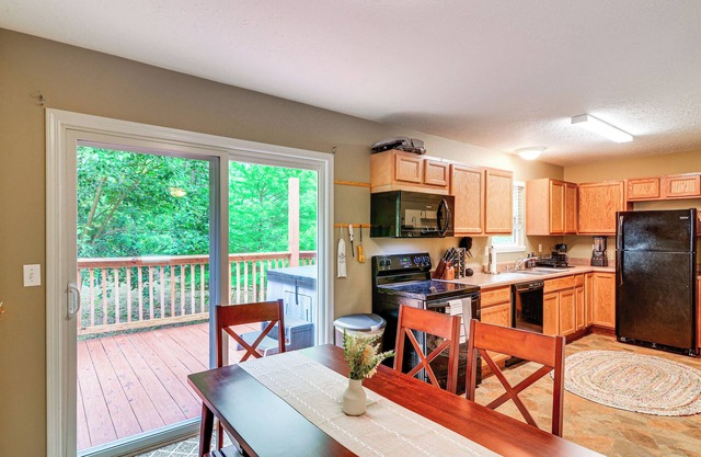 Campton Cottage w/ Hot Tub, Near Hiking + Climbing
