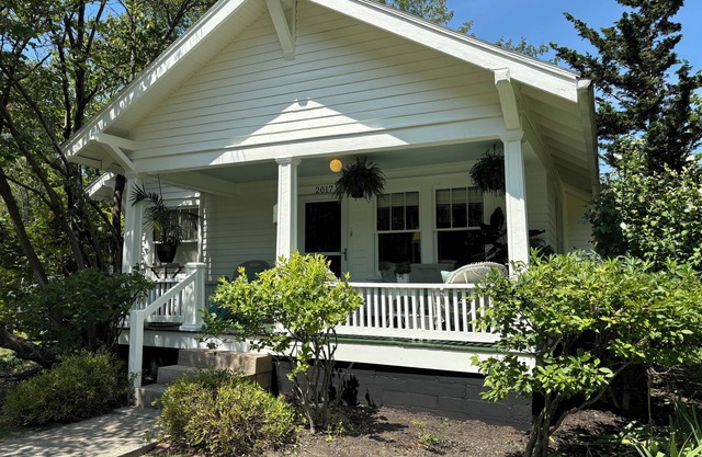 Campus Cottage 3 blocks to IU - EV charger - Charming and Clean