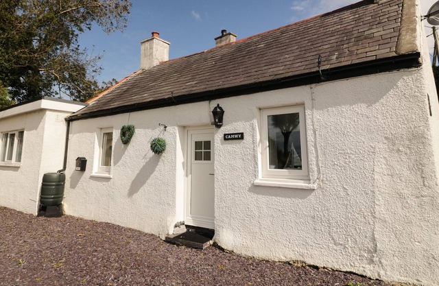 CAMWY, pet friendly, character holiday cottage in Brynsiencyn