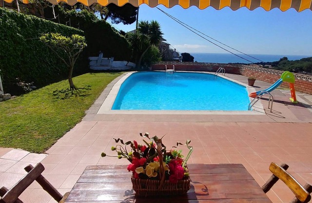 Can Carrion une grande piscine avec vue sur la mer