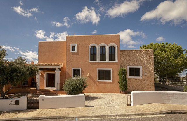 CAN NOVES-Fabuleuse villa dans un quartier central et calme