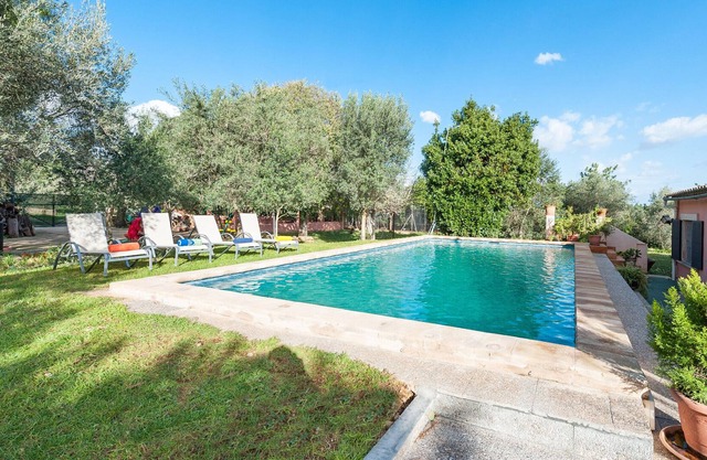 Can Lluc avec piscine privée et terrain de jeux pour enfants