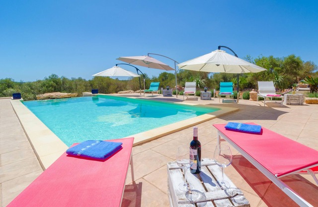 CAN XESQUET - Villa with private pool in Ses Salines. Free WiFi