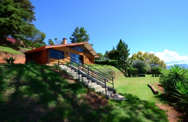 Maison en rondins de style canadien avec des vues spectaculaires sur la poitrine et la montagne en pierre