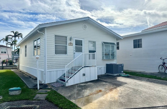 Canal front 2 BR 1.5 BA beach bungalow!