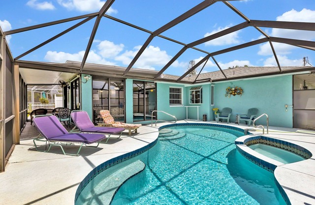 Canal Front 3 Bed 2 Bath Pool Home Mins from Casey Key Beach