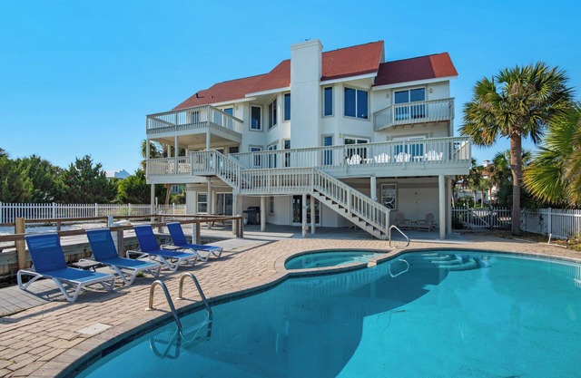 Impressionnant 6BR / 4. 5BA Waterfront Home avec une immense piscine! Nouvelle rénovation - glissement de bateau!