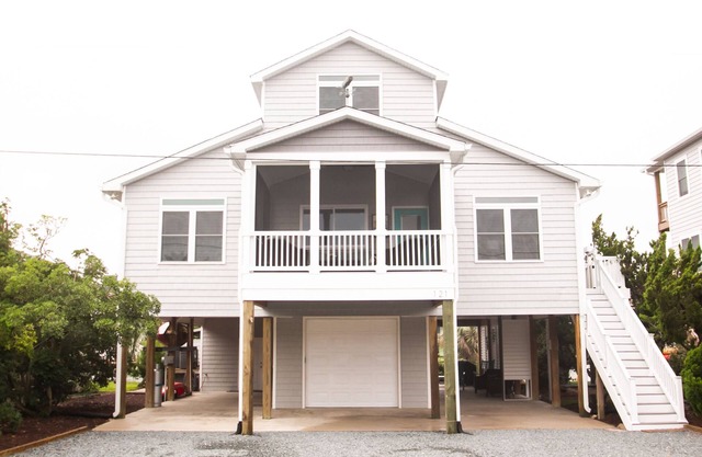 Canal Front Home-3 minute walk to beach with private boat dock