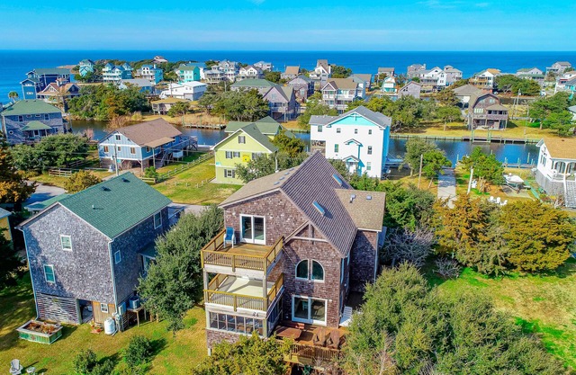 Canal-front & dog-friendly home w/game room, private washer/dryer, WiFi, deck