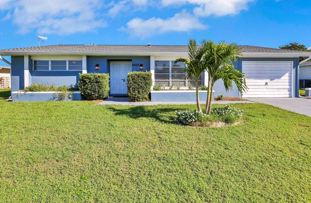 Pineapple Way: Canal front 2 BR Pool Home