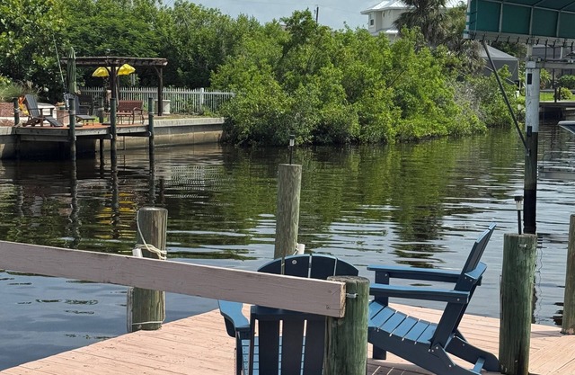 Canal front w private dock, 3-bedroom house in beautiful Port Charlotte WiFi, AC