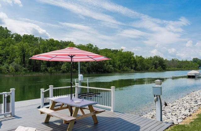 Canal Side Cottage Canal Access, Fire Pit, Dock
