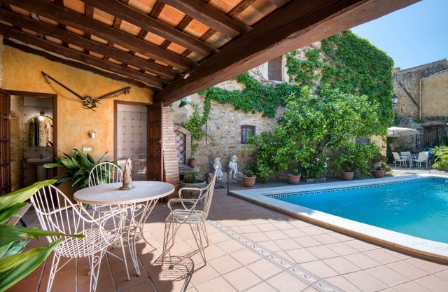 CANAPOST : Mas du 16ème siècle avec piscine privée