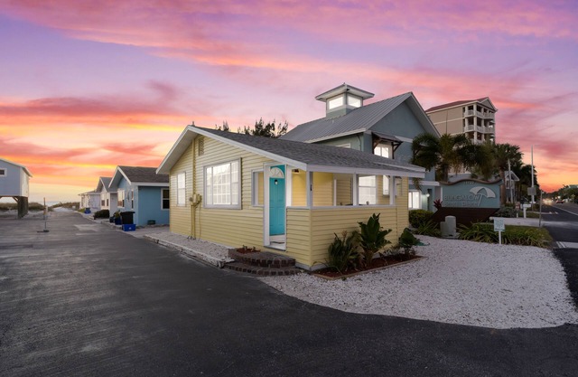 Canary Beach Cottage - steps to the sand!