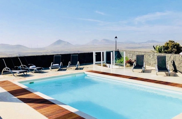 Luxueuse villa avec piscine privée, grandes terrasses, barbecue et vue à débordement