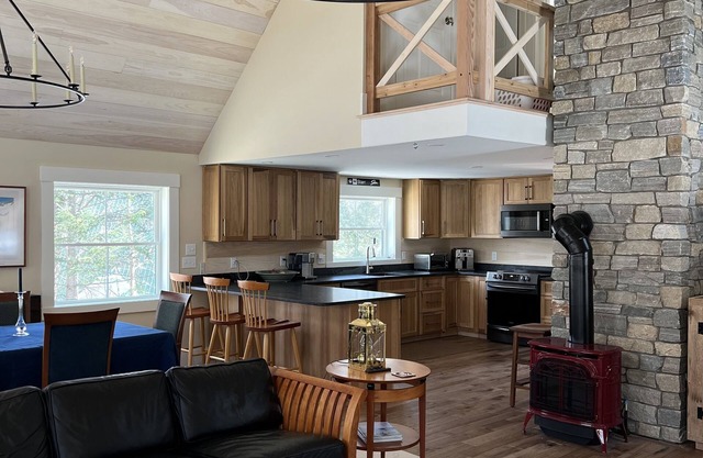 Walk to Road Runner Trail Sunday River, Luxury On Mt Chalet, Salt Water Hot tub