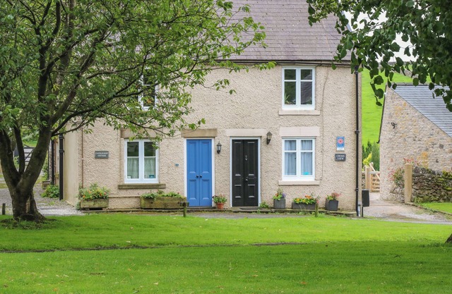CANDLELIGHT COTTAGE, family friendly in Litton, Derbyshire