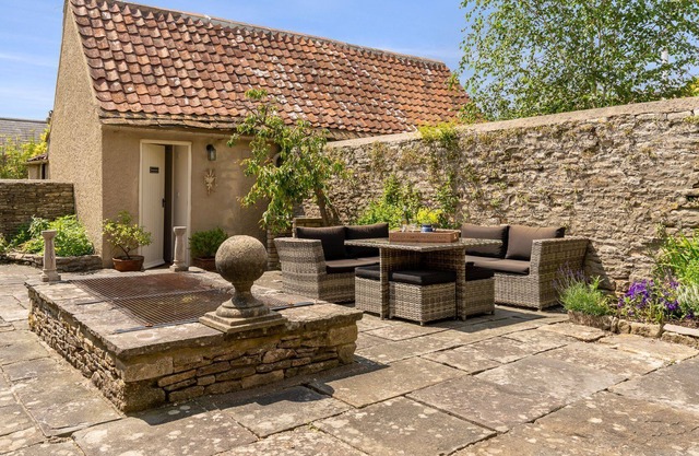 Candlemaker's Cottage - sleeps 6 guests in 3 bedrooms