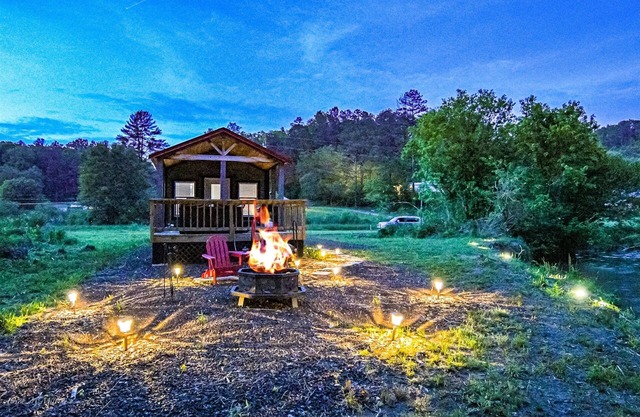 Caney Creek| Luxury Creekfront | Tiny Cabin|Hot Tub | Wifi | Dog Friendly
