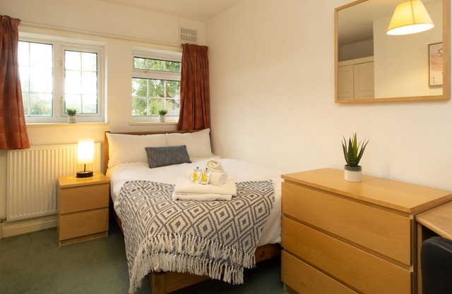 Canley House - spacious 7-bedroom home with garden