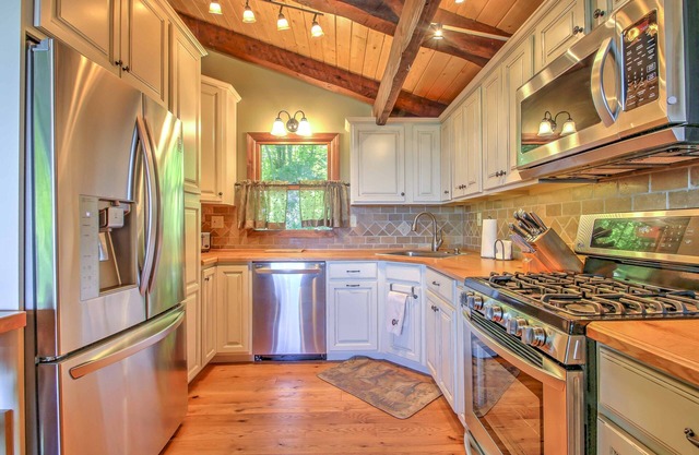 Ski-In / Ski-Out Cannon Mountain House w / Deck!