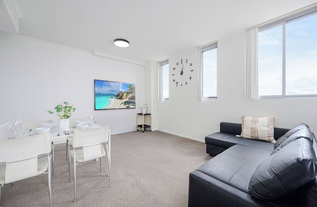 Canterbury fashion 2Br steps to Train & Woolworths