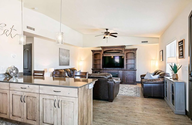 Canthony's Cottage - PICKLEBALL, Community Pool! Close to trails!