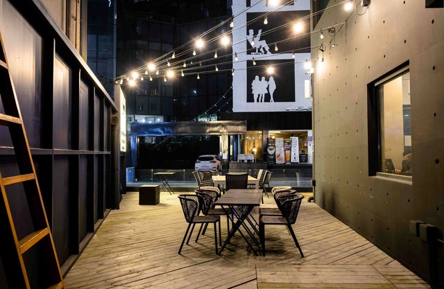 Canvas Hostel - Black