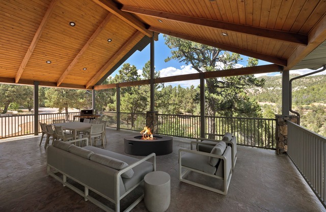 NEW Spacious, Spectacular Views, Private Hot Tub, Game Room, 7th nt Free