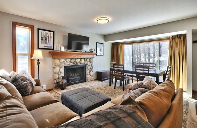 2 br en face de Park City Canyons Village Views!