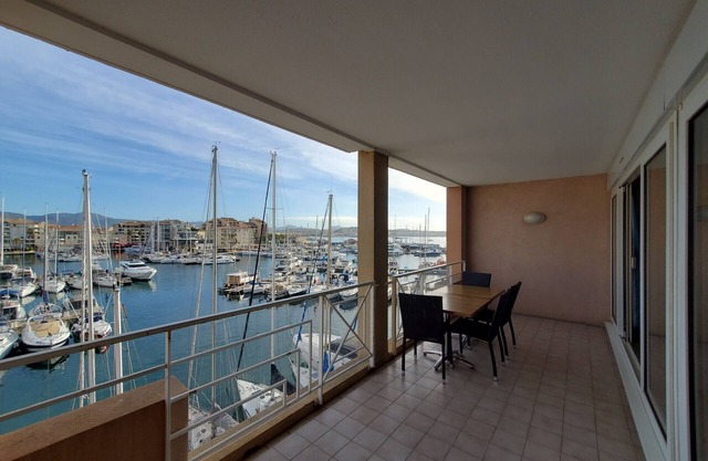 CAP HERMES T2 climatisé, WIFI, de 40m2 avec balcon vue Port 4 Personnes Parking en sous-sol