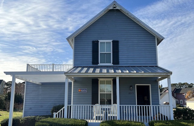 Cape Charles home with pool and golf cart 5 minutes from the beach!