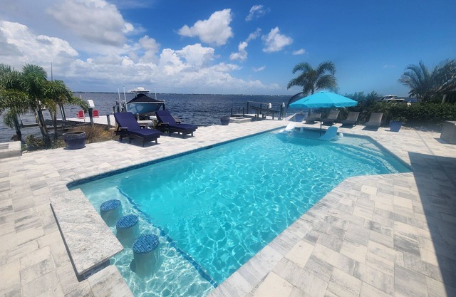 Cape Coral, Fl Caloosahatchee riverfront, close to Ft. Myers