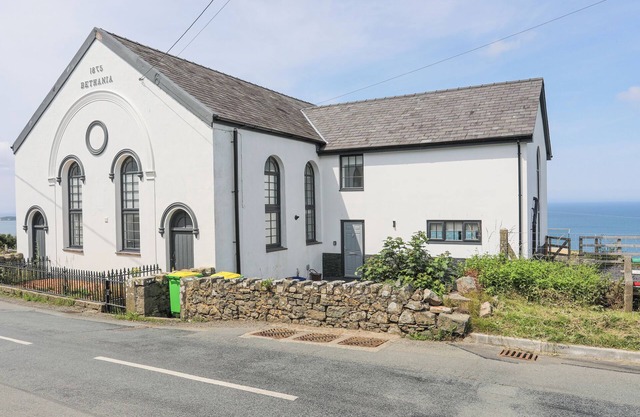 CAPEL BETHANIA, family friendly, character holiday cottage in Nefyn