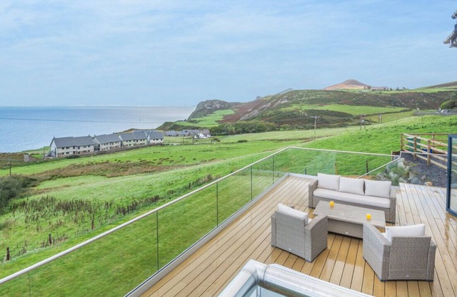 Capel Bethania - Four Bedroom House, Sleeps 14