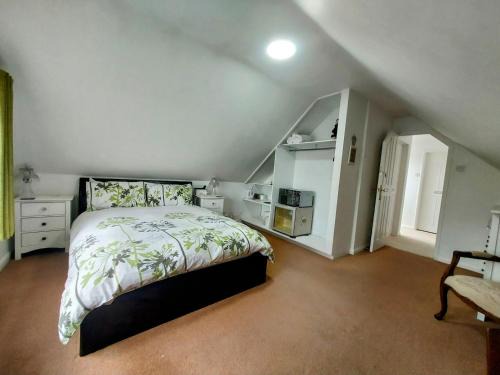 Capella - Peaceful, comfortable, rooms - Private Shower - Free Parking - corporate, professional, contractor, trades, crew, holiday, Village Stay