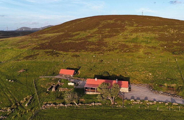 CAPERCAILLIE COTTAGE, pet friendly, with hot tub in Rogart
