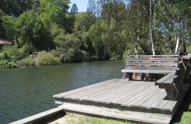 Capitola Nook le long du ruisseau.