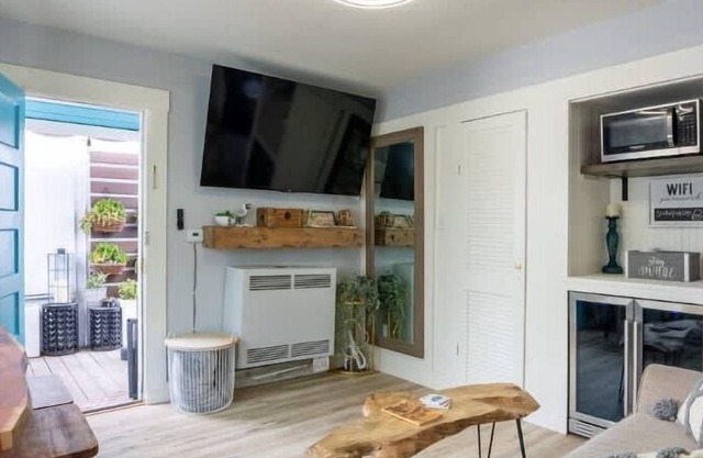 Capitola Village Bungalow - 2 Blocks from the Sand
