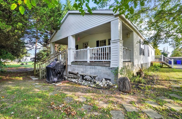 Captain's Cottage- Walking distance to beach, 10 Mins to DE Turf