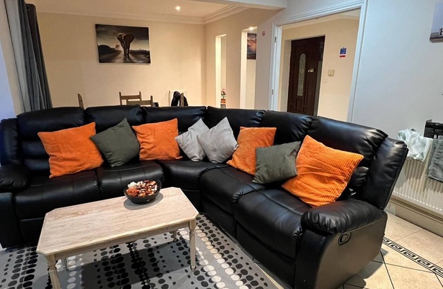 Captivating 5-Bed House in Milton Keynes