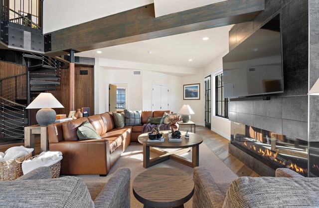 Captivating 5 BR Condo|Amazing views of Snowfront