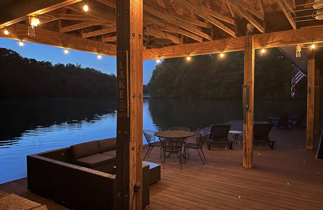 Caravan Cottage – SECLUDED Lake Front Cottage - Privacy