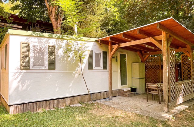 Caravane "Le Sorgenti - Mobile Home 46" avec vue sur les montagnes, jardin privé et climatisation.
