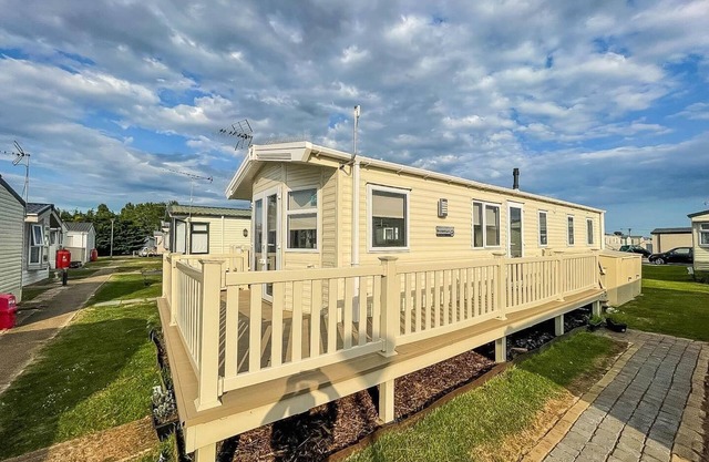 Caravan with decking and free WiFi at Seawick Holiday Park ref 27214SW