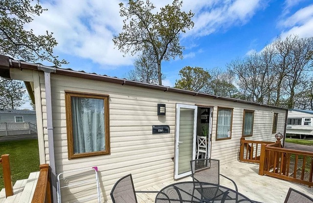 Caravan with decking & WiFi at Carlton Meres Park in Suffolk ref 60059M