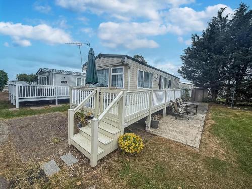 Caravan With Decking Free Wifi At Steeple Bay Ref 36051D