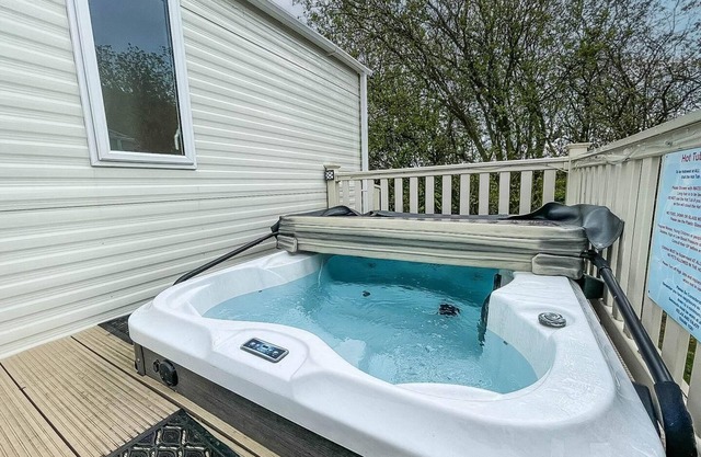 CaravanSleeps6-HotTub-Garden-WaterWonderland