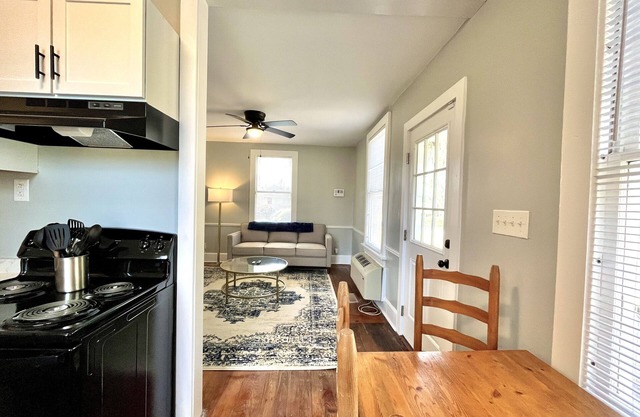 Cardinal Cottage - Sleeps 4 - Great Location!